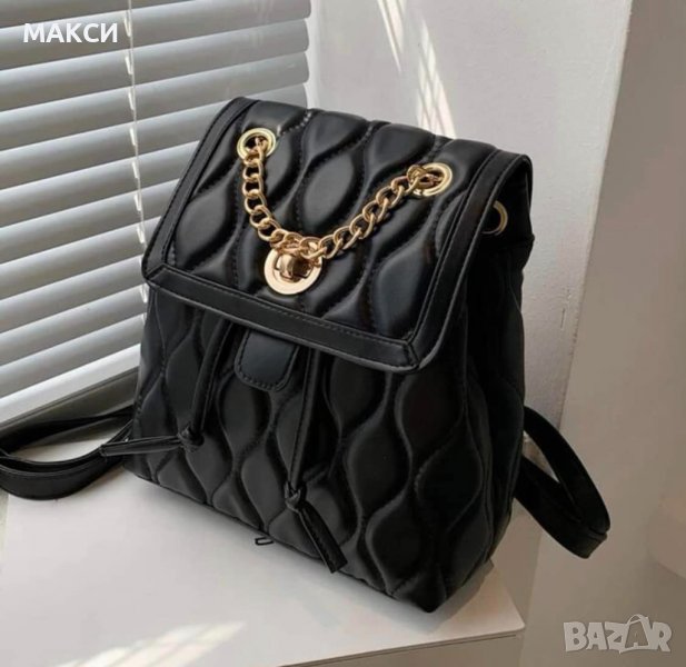 Модерна кожена мека черна раничка със златисти метални елементи, закопчаването е с механизъм , снимка 1