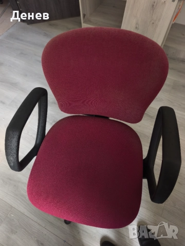 Офис стол на колелца с подлакътници 