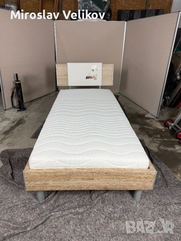 Единично легло 90/200 с матрак в много добро състояние 