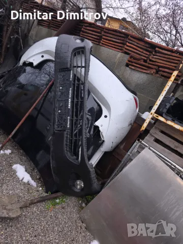 Продавам предна броня комплект 2 части и емблема предна за Нисан ,nissan е nv 200, снимка 3 - Части - 48449481