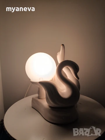 Порцеланова, стара настолна лампа с влюбени лебеди от СОЦА. , снимка 2 - Настолни лампи - 50674178