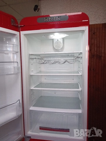 Като нов комбиниран хладилник с фризер Smeg ретро дизайн с две години гаранция!, снимка 7 - Хладилници - 53626777