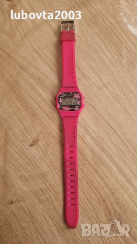 QiQ Дамски цикламен часовник , снимка 2 - Дамски - 52394954