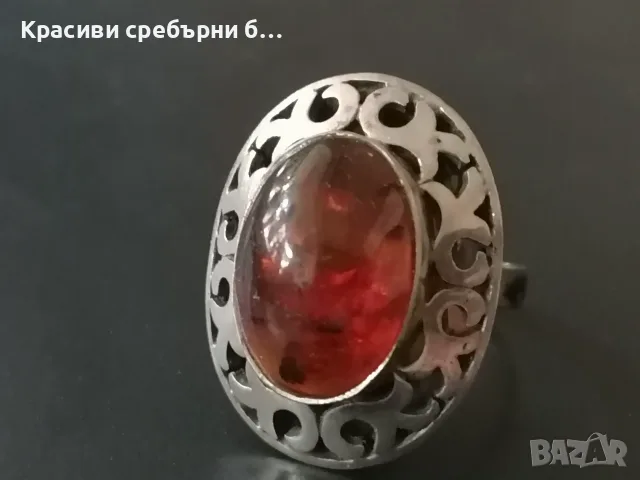 Стар, масивен, сребърен пръстен с кехлибар.