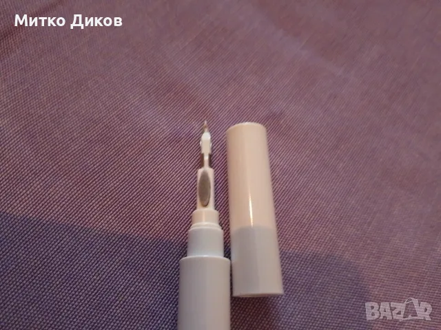 преносима писалка за почистване на безжични слушалки AirPods с бял корпус мет. връхче и мека четка