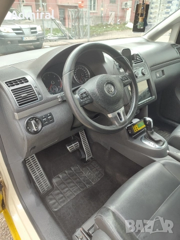 Volkswagen Touran 1.6 TDI 105 DSG/Кожен салон/Автопилот/Мултиволан/Печка, снимка 10 - Автомобили и джипове - 52946664