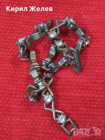 AVON СТАРА МАРКОВА ПОСРЕБРЕНА МОДНА МЕСИНГОВА АРТ ГРИВНА с ИСКРЯЩИ ФАСЕТИРАНИ КРИСТАЛИ 37059