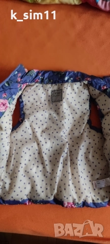 Син елек на цветя, грейка с подплата на точки на Next за 7-8 г., снимка 3 - Детски якета и елеци - 52195117