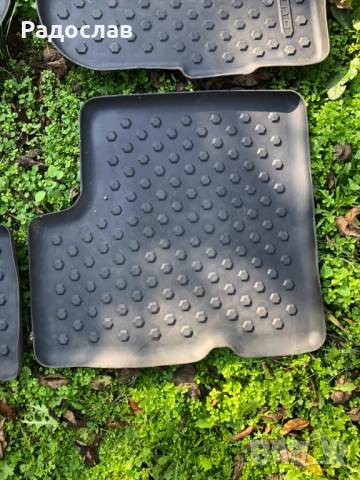 Два комплекта стелки за Dacia Duster 2021 година, снимка 3 - Аксесоари и консумативи - 52519082