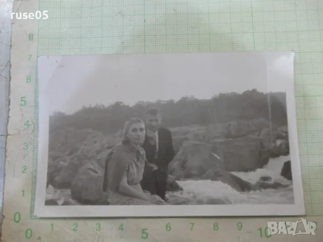 Снимка стара на българин и българка край река в Америка