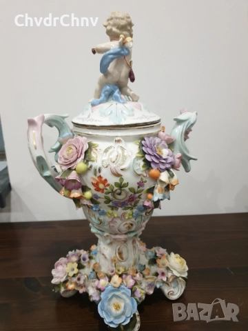 Sitzendorf фигурална ваза с капак 40см/стара Зицендорф порцеланова урна с цветя и ангелче-херувим, снимка 2 - Антикварни и старинни предмети - 52725444