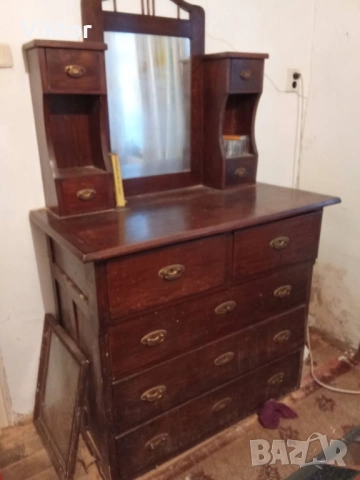 Продавам запазен скрин от плътна дървесина имащ тоалетка и 9 чекмеджета не пребоядисван.