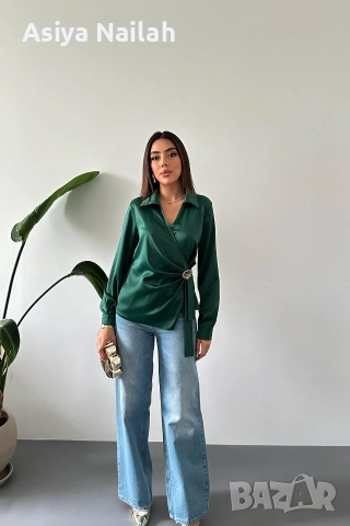 Дамска зелена сатенена риза с прехвърляне и декоративна брошка