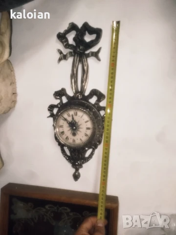 Стар механичен стенен часовник. Навива се с ключе, работи. Доста е безшумен. Изцяло е от бял бронз с, снимка 8 - Антикварни и старинни предмети - 51285945