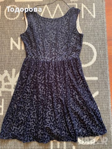 Тъмносиня рокля ZARA с гол гръб.