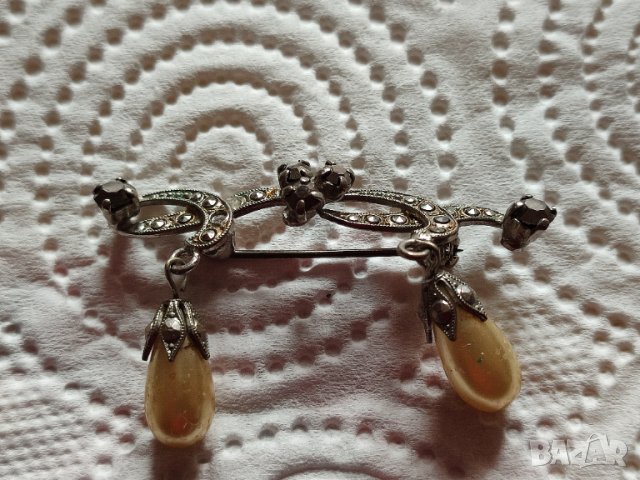 Вносна нова брошка с маркезити и перли