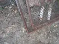Продавам 2 бр оградни врати и колове за паркоместо в имот, снимка 4