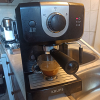 Кафе машина Крупс с ръкохватка с крема диск, работи перфектно и прави страхотно кафе с каймак , снимка 1 - Кафемашини - 36510337