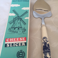 Нож / слайсер/ шпатула за сирене с керамична дръжка Elesva Delft blue, неръждаема стомана, нов, снимка 4 - Прибори за хранене, готвене и сервиране - 36166690