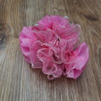 Красив ластик за коса с цветя от плат в розово, снимка 1 - Аксесоари за коса - 35842091