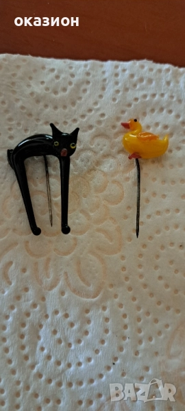 две стари стъклени брошки , снимка 1