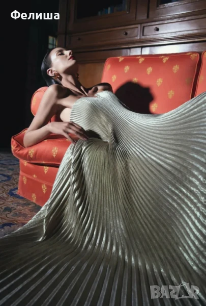 Дълга Уникална Рокля в Пясъчно Светло Злато Солей с Метален Златен Елемент, снимка 1