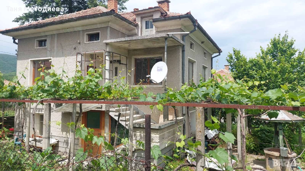 Масивна 2ет. къща 148м², двор 1126м², селскост. постройка 79м² кладенец - с. Слатина 25 км от Карлов, снимка 1