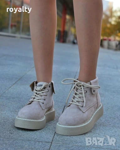 Равни боти - бежов велур