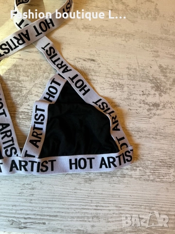 Ново спортно бюстие в черен цвят с еластични бели ленти с надпис hot artist 🖤🩶🤍, снимка 2 - Бельо - 52236250