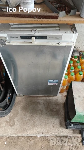 Хладилник за вграждане Siemens.