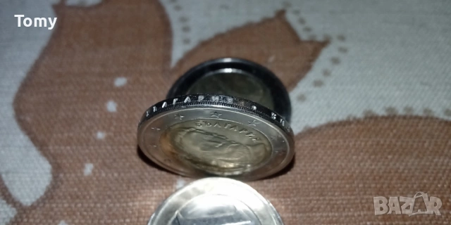 Продавам дефектна монета от 2 български евро на която гурта е почти гладък, снимка 4 - Нумизматика и бонистика - 53673050