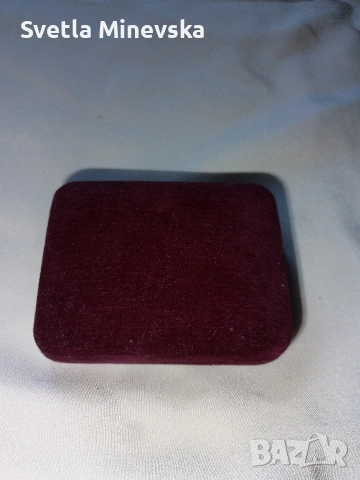 Сребърна брошка Mikimoto с перли в оригинална кадифена кутия.