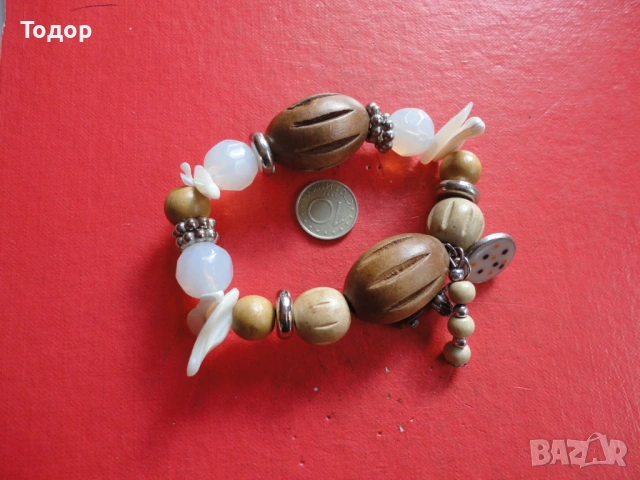 Страхотна разтегателна гривна с камъни и талисмани 