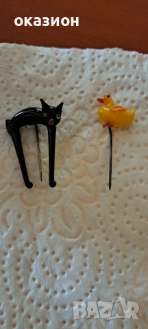 две стари стъклени брошки 