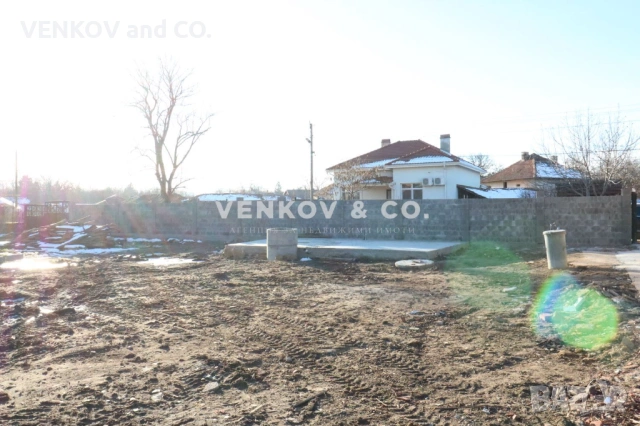 НА МЕТРИ ОТ СПИРКА, ПЛОЩАД И УЧИЛИЩЕ!! АСФАЛТОВ ПЪТ!! ГОТОВА ДО КЛЮЧ С ЧИСТО НОВ ПОКРИВ!! РАВЕН ДВОР, снимка 18 - Къщи - 53247317