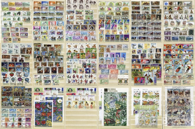 Албум KaBe A5 с над 400 чисти марки (MNH) африкански държави и 7 блока