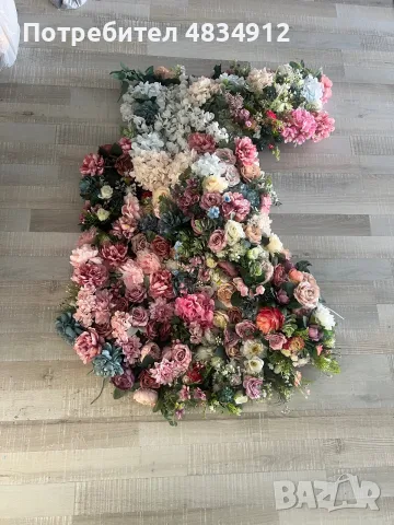 Луксозна стенна аранжировка от изкуствени цветя за декорация 