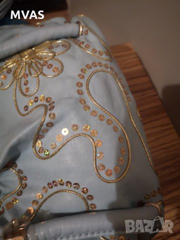 Нова светло синя чанта със златна декорация, снимка 4 - Чанти - 34189270