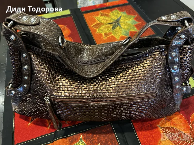 Дамска чанта в бронзово-кафяв цвят с плетена текстура и капси