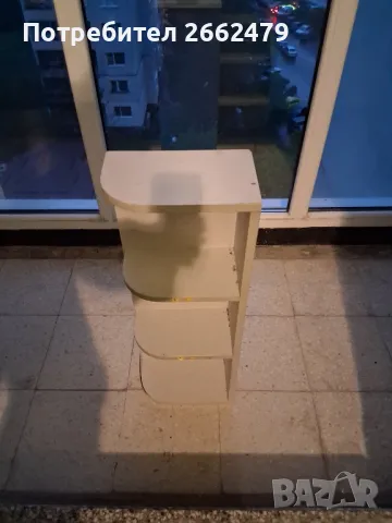 Продавам дървено  шкафче за ъгъл.