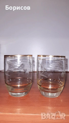 Стари стъклени чаши, златен кант.