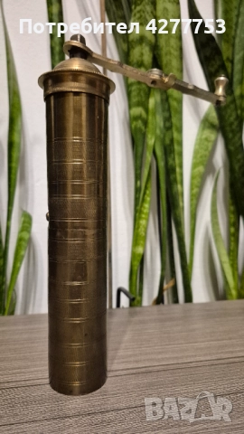 Стара ръчна метална мелничка, снимка 3 - Антикварни и старинни предмети - 52356931