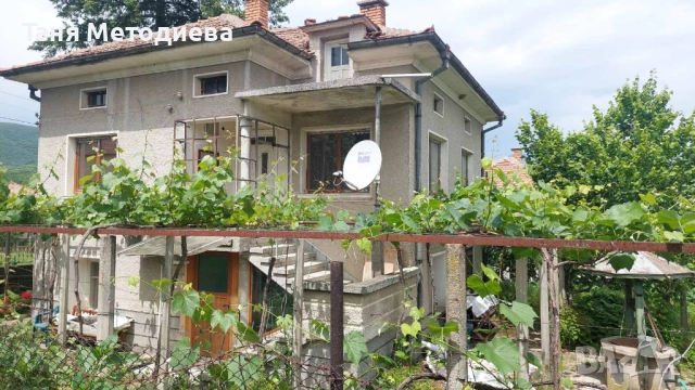 Масивна 2ет. къща 148м², двор 1126м², селскост. постройка 79м² кладенец - с. Слатина 25 км от Карлов