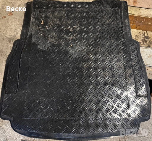 Полиетиленова стелка за багажник за е39 седан.