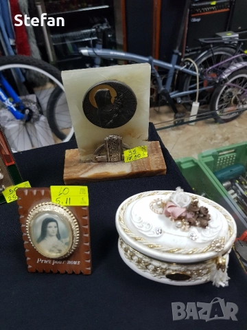 виндиш френска икона с медал Мадона сингова и бяла мраморна