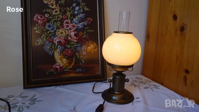 Винтидж настолна,  месингова лампа със стъклен аплик и шише в Рустик стил, снимка 2 - Настолни лампи - 53090323