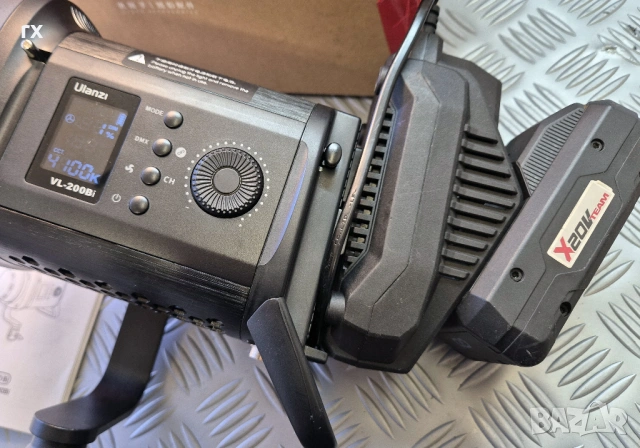 LED осветление Ulanzi VL-200Bi 200W  Video Light с Parkside батерии, снимка 2 - Светкавици, студийно осветление - 50538216