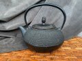 Стар японски чугунен чайник, снимка 1 - Антикварни и старинни предмети - 35760859
