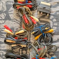 Лот различни видове аудио кабели