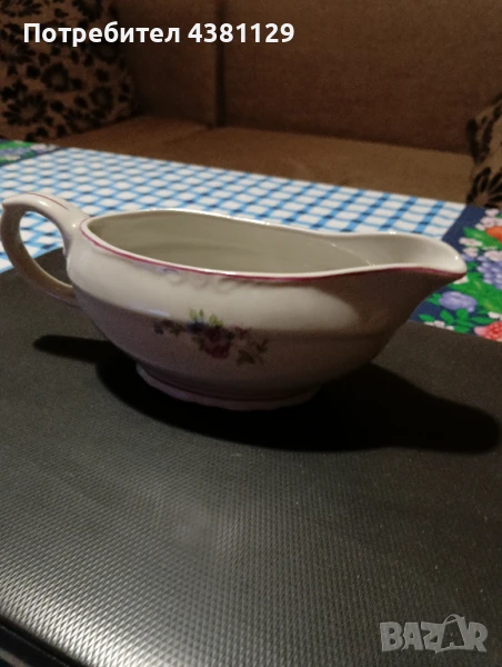 Продавам изящна порцеланова сосиера от старото производство, снимка 1
